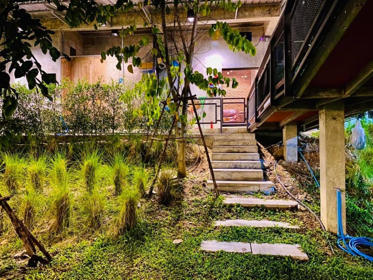 บ้านต้นไม้โฮมสเตย์อุทัยธานี エクステリア 写真